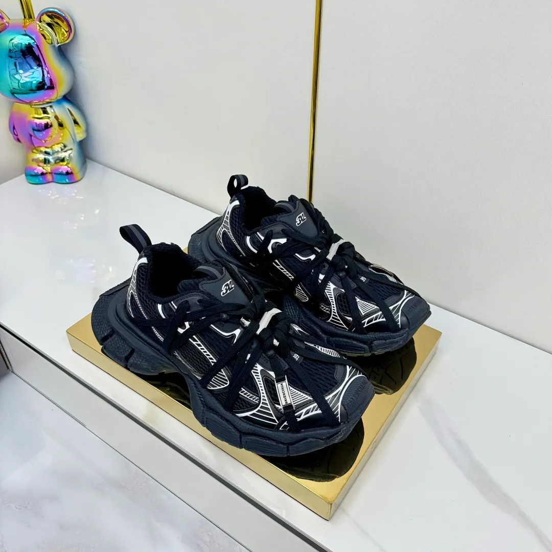 👟👟Ex-factory price 820👟👟 Balenciaga Balenciaga's latest popular 9th generation 3XL Sneaker Spider-Man series, couple's dad shoes, original purchase, development and production. Balenciaga 3XL Sneaker's overall shoe shape draws on the creative ideas of Balenciaga Track and Balenciaga Runner. It is equivalent to removing the outer frame of the Track shoe body while inheriting the streamlined shape and shape of the Runner. Track flat toe, new color matching, the entire shoe body is integrated into the spider binding shoelace design decoration, the exaggerated shape is more prominent. Fabric: original customized imported technical fabric + mesh inner lining: original customized breathable mesh lining. Outsole: original molded 5-layer ultra-light MD combination rubber sole. Bottom thickness: 5CM. Size: 35-45. Original packaging.